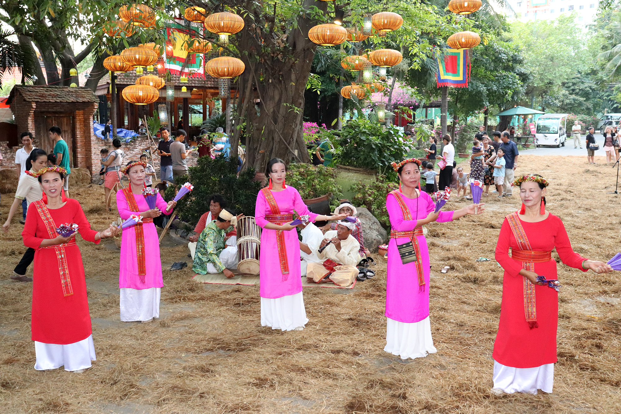 Bên cạnh thưởng thức ẩm thực, du khách có dịp thưởng thức nhiều tiết mục biểu diễn văn hóa dân gian đặc sắc tại lễ hội. Ảnh: Saigontourist Group