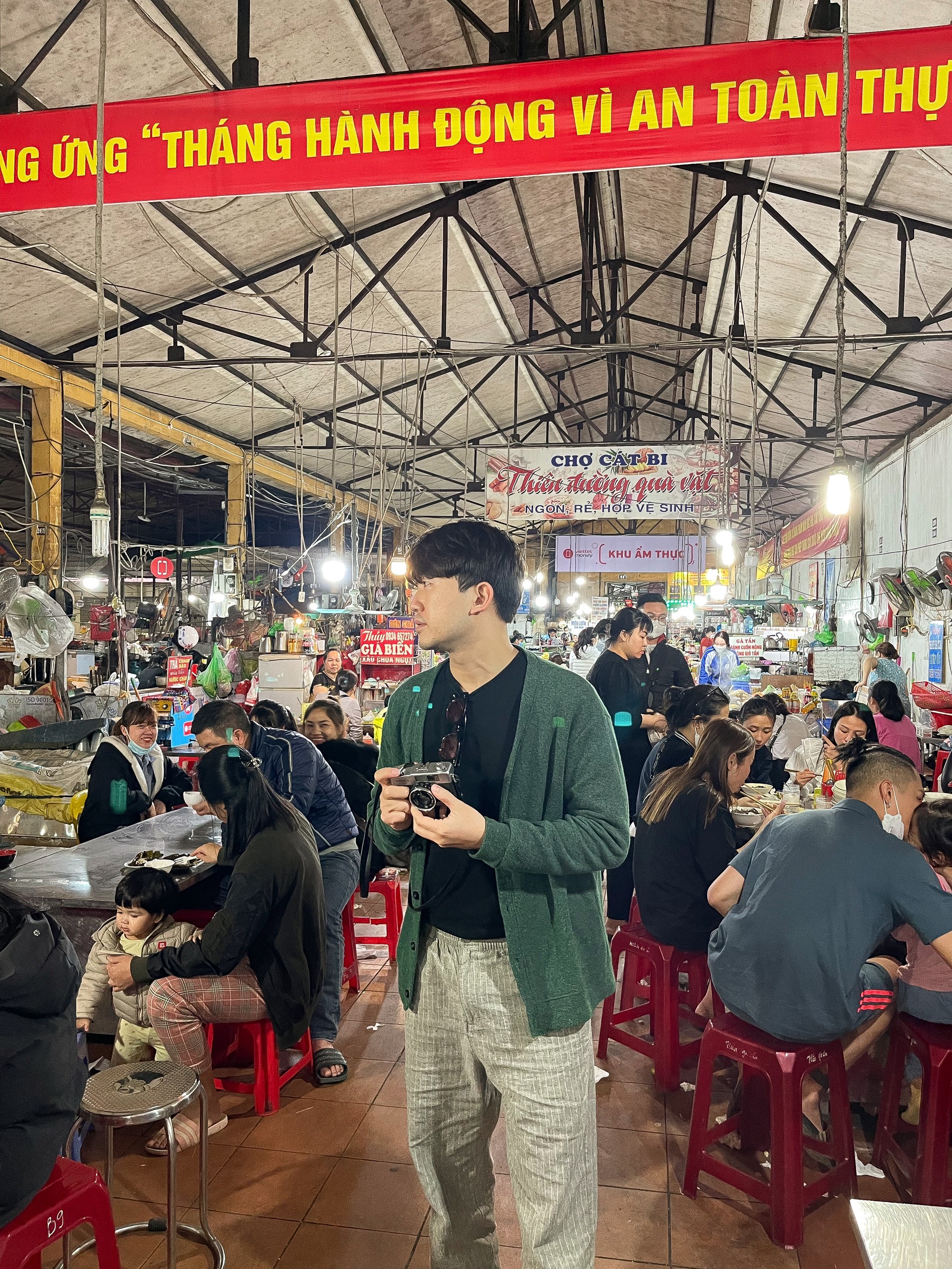 Sơn Tùng bên trong chợ Cát Bi - một tụ điểm ăn uống với nhiều quán ăn vặt ngon ở Hải Phòng. Ảnh: NVCC