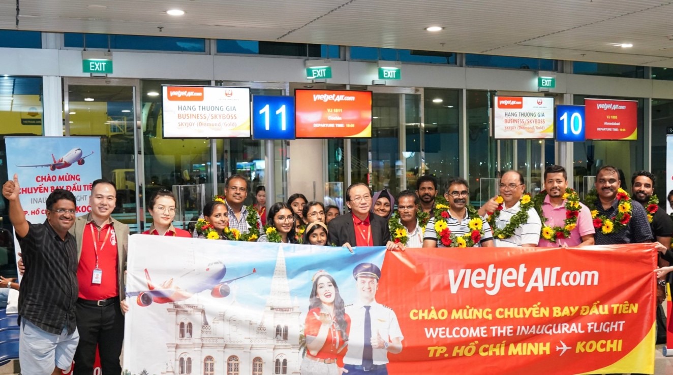 Phó Tổng giám đốc Vietjet Đỗ Xuân Quang tặng hoa, chào mừng hành khách trên chuyến bay đầu tiên từ TP HCM đi Kochi. Ảnh: Vietjet