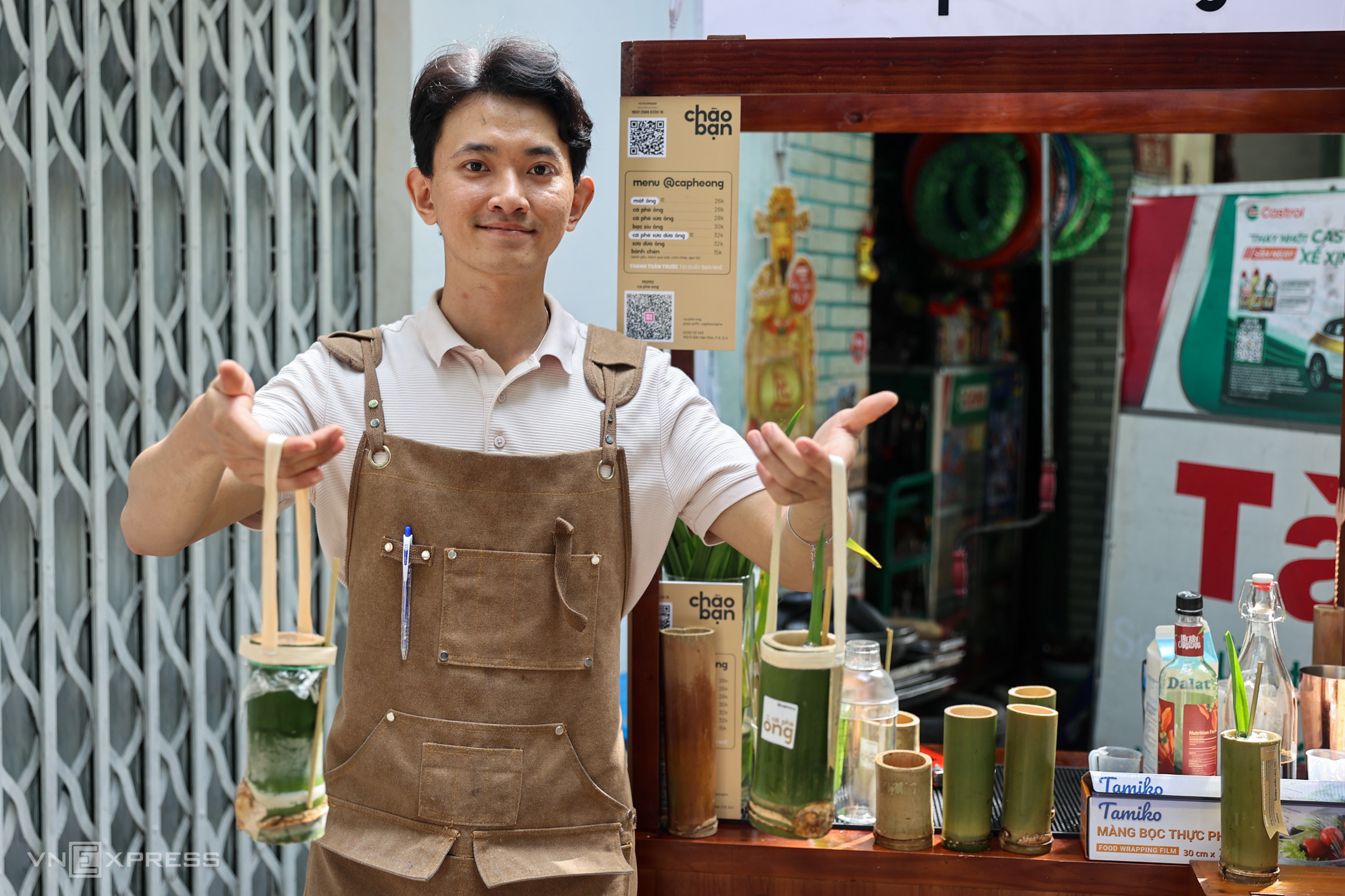 Anh Nguyễn Huỳnh với mô hình cà phê trong ống tre, sáng 13/12. Ảnh: Quỳnh Trần