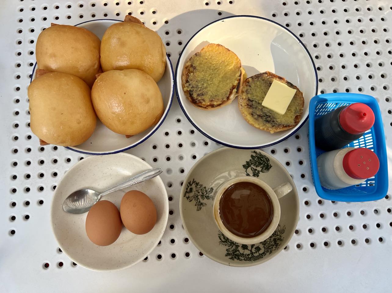 Bánh mì phết kaya và bơ ăn cùng trứng luộc lòng đào, trà hoặc cà phê tại quán Chin Mei Chin. Thực khách có thể gọi thêm các loại bánh mặn và ngọt khác, bên trong có nhân mặn vị ruốc cá hoặc xúc xích. Ảnh: Phương Anh