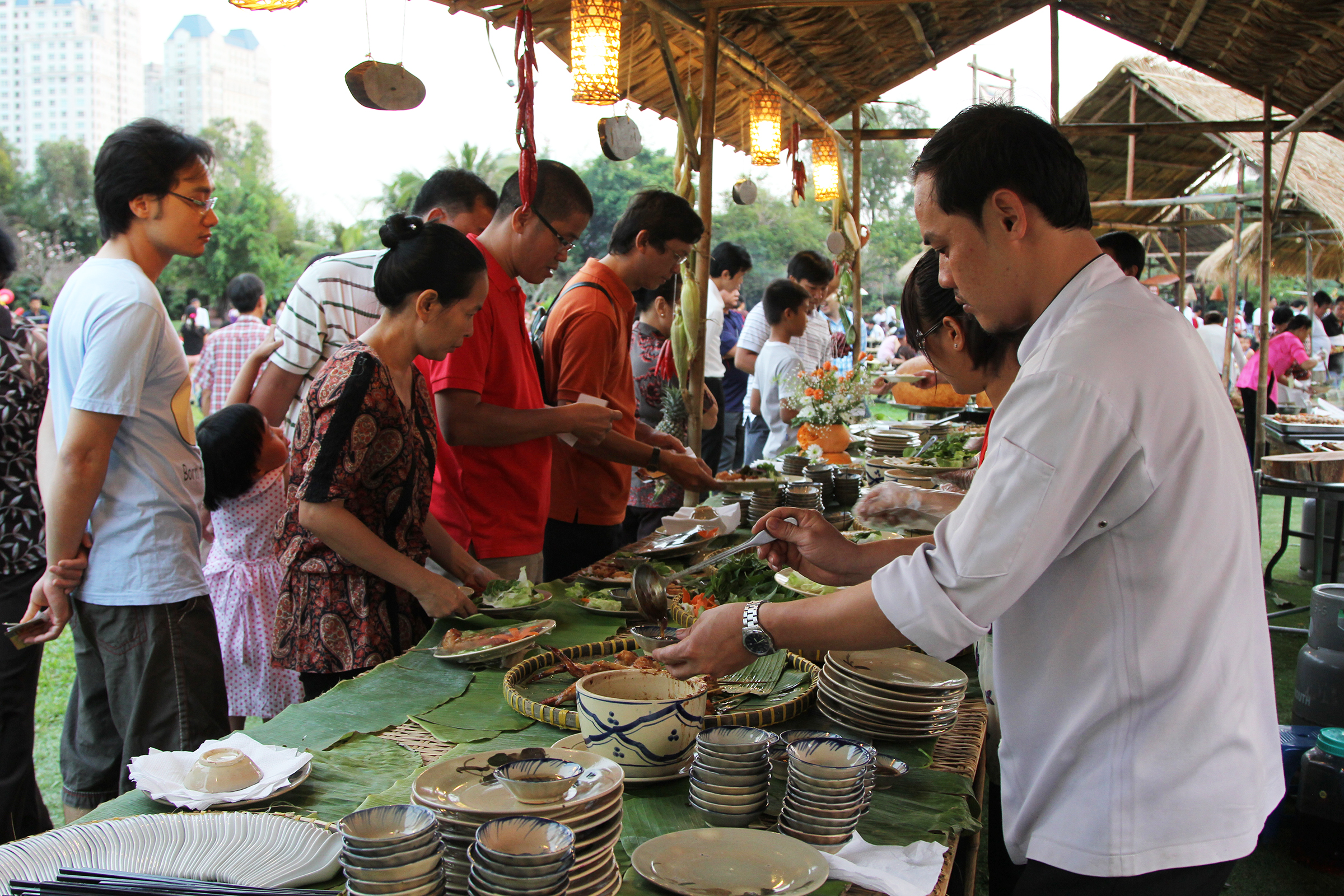 Khách tham dự Lễ hội Văn hóa Ẩm thực, Món ngon Saigontourist Group 2020 tại .Ảnh: Saigontourist Group