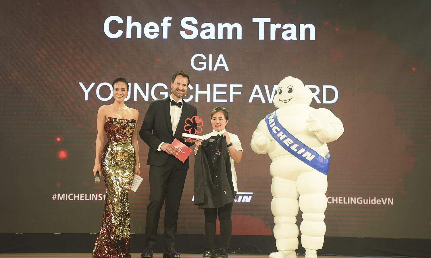 Đầu bếp Sam Tran nhận giải Đầu bếp trẻ tài năng tối 6/6 tại Hà Nội. Ảnh: Michelin Guide.