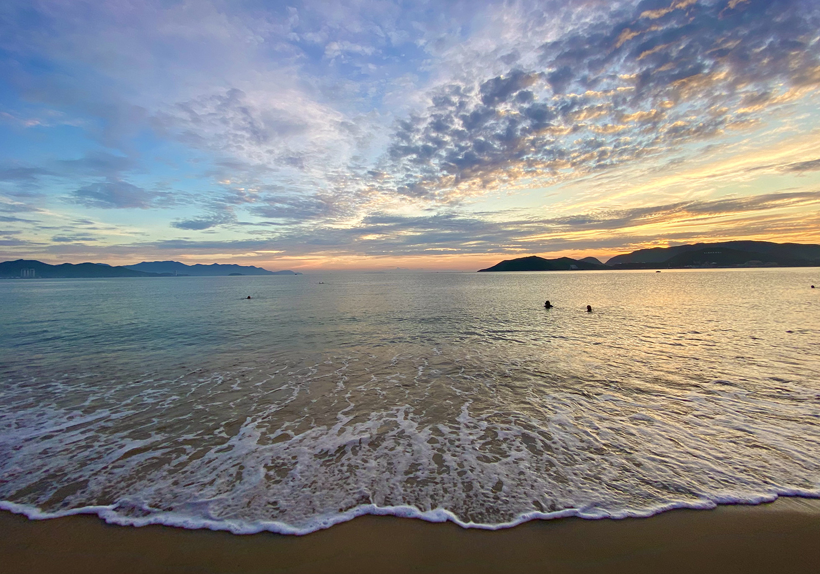 Hơn 5h ở bãi biển trung tâm TP Nha Trang. Ảnh: Đông Phong