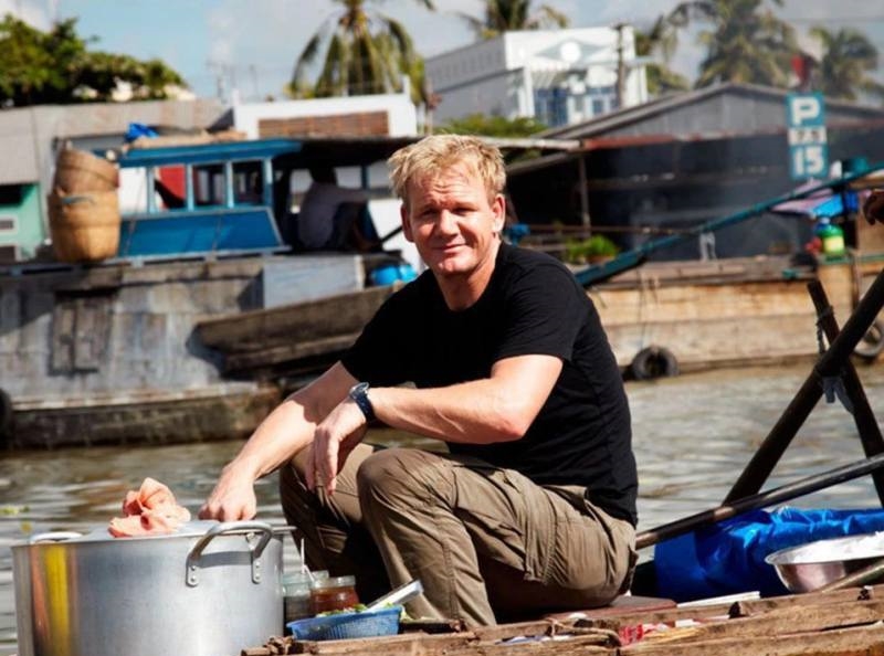 Gordon Ramsay trong chuyến khám phá ẩm thực miền Tây ở chợ nổi Cái Răng, Cần Thơ, năm 2012.