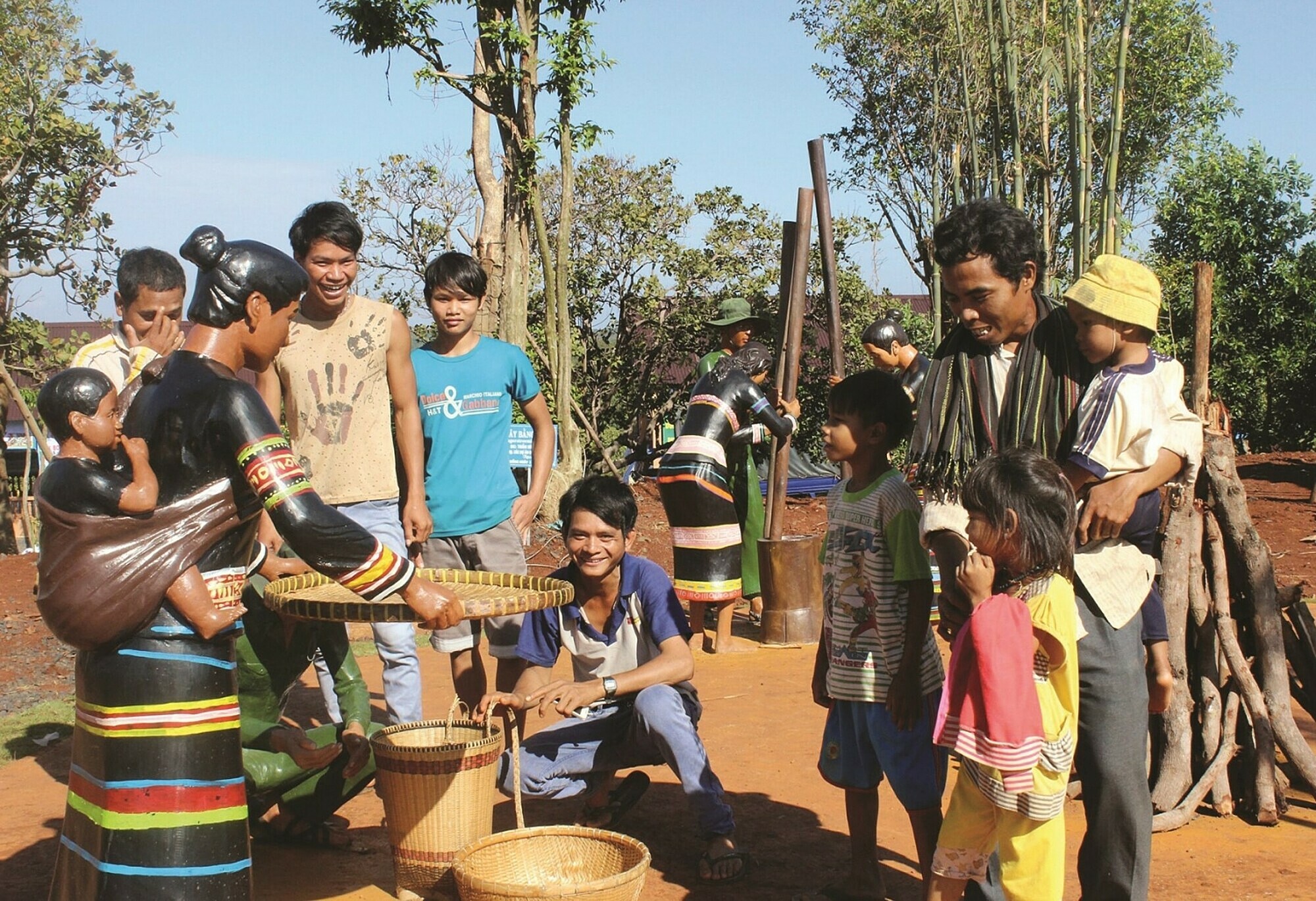 Cầu gỗ lợp ngói có đà cầu là thân gỗ nguyên khối dài nhất châu Á. Ảnh: Nguyễn Nam