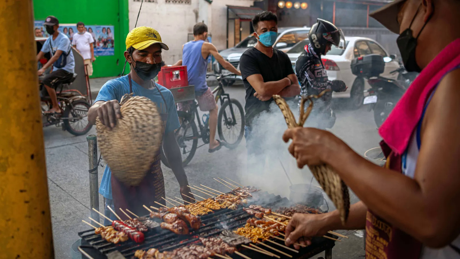 Du khách khi đến Philippines có thể dễ dàng tìm thấy các loại xiên nướng này ở các quầy hàng rong ven đường, cửa hàng và cả dịch vụ giao hàng. Ảnh: BBC