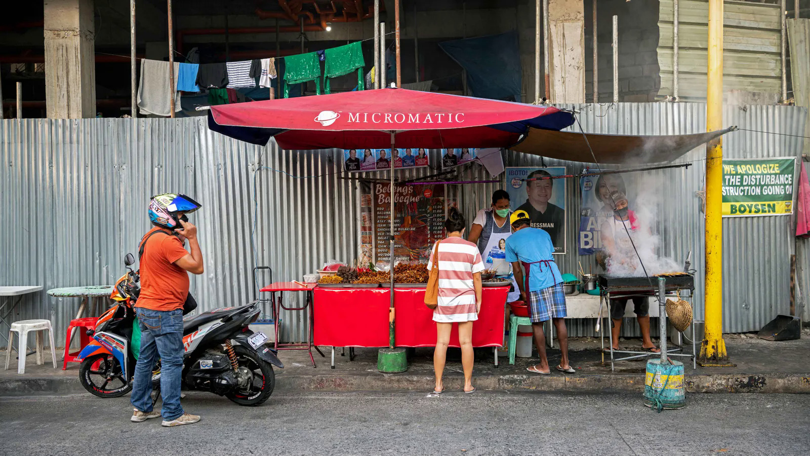 Cửa hàng bán xiên nướng được đánh giá là ngon nhất Pasay, Aling Sosing. Ảnh: BBC