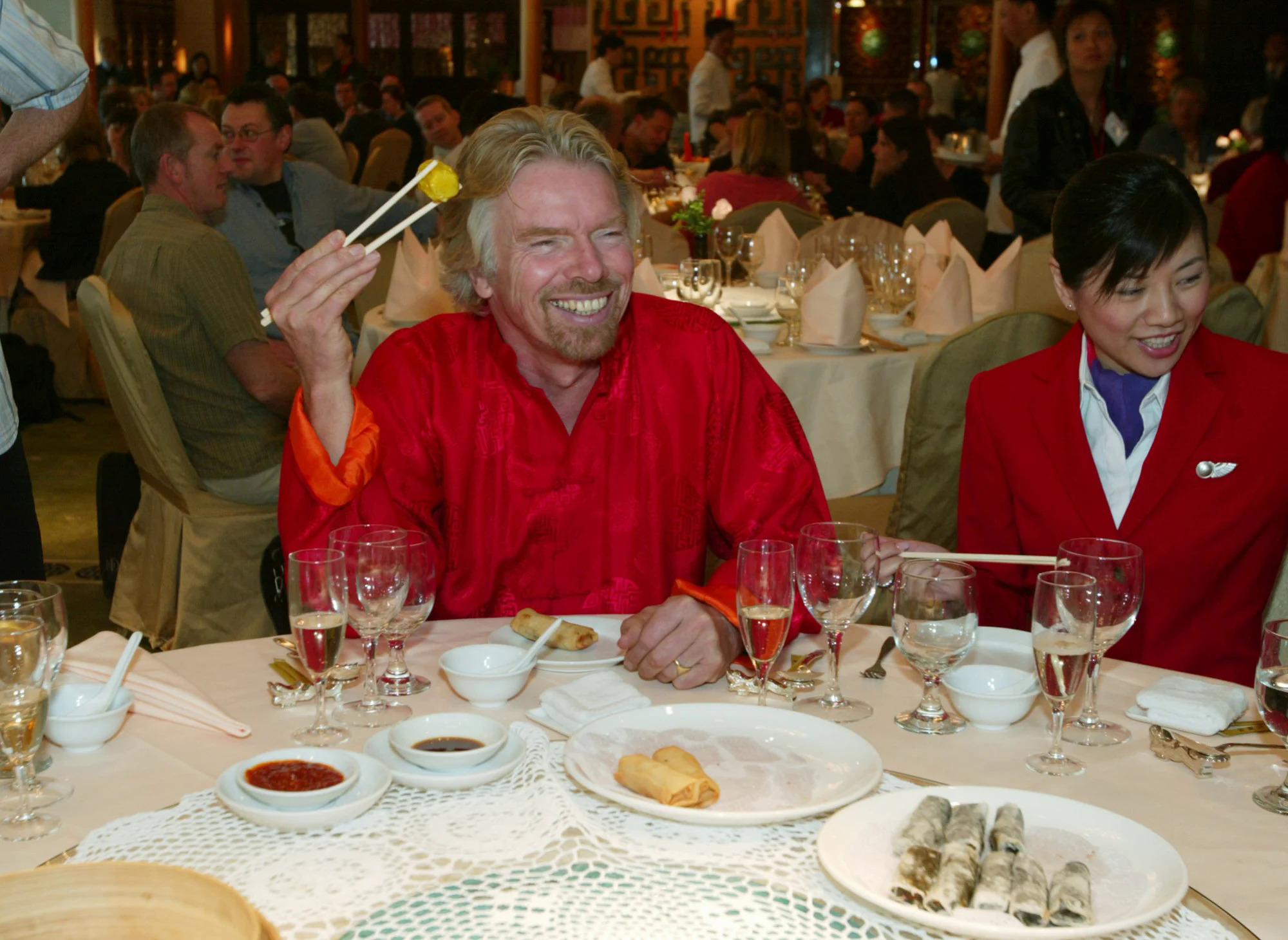 Richard Branson, ông chủ của Virgin Atlantic Airways, thưởng thức món dim sum tại nhà hàng vào năm 2004. Ảnh: SCMP