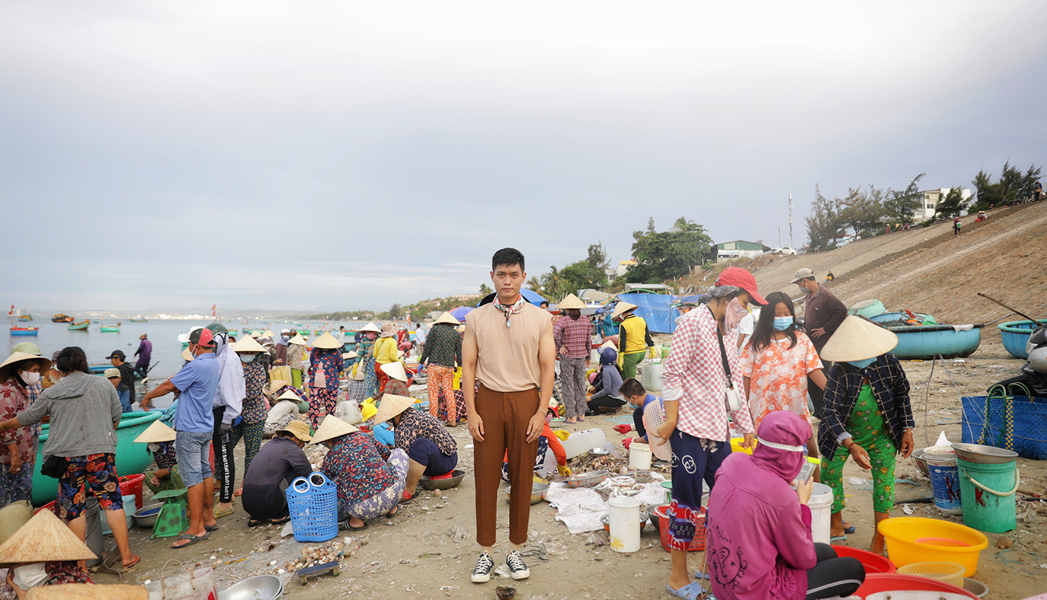 Hà Mạnh tại làng chài Mũi Né.