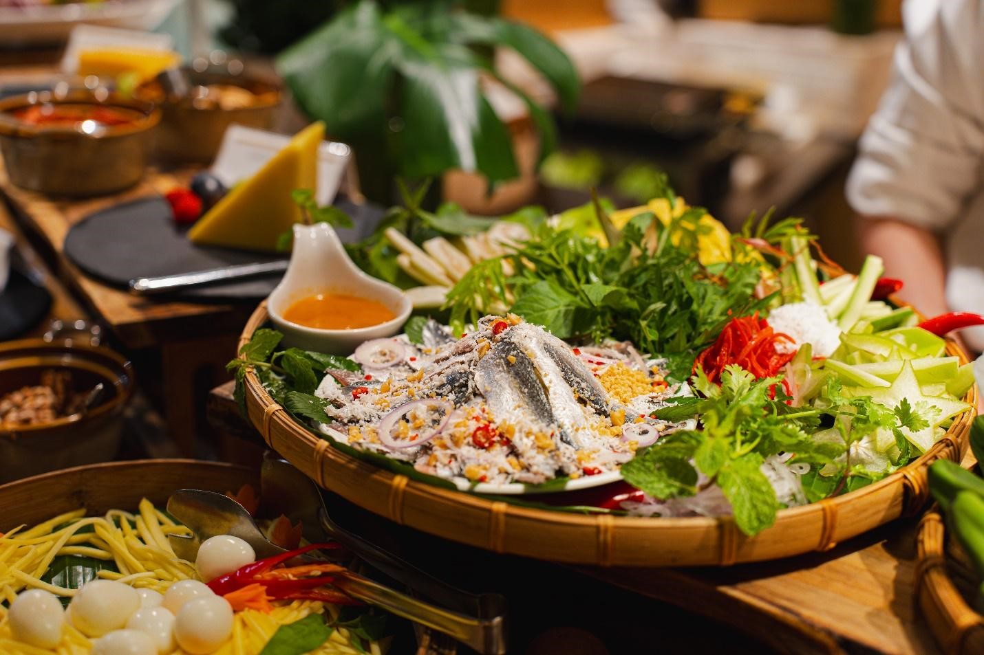 Gỏi cá trích Phú Quốc lần đầu có mặt tại buffet tối 5 sao của nhà hàng Latest Recipe, tầng M khách sạn Le Méridien Saigon. Ảnh: Le Méridien Saigon