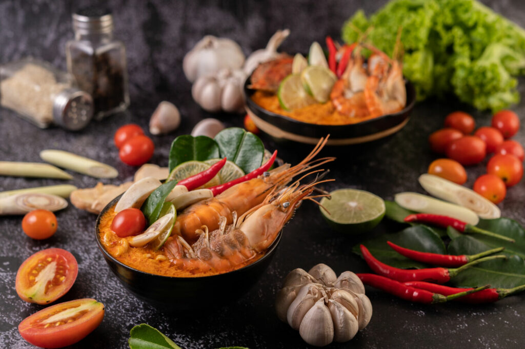 Tom yum là một trong những món đinh của ẩm thực Thái Lan. Không chỉ đậm vị ớt cay nồng, tom yum có vị chanh chua dịu, hương sả thơm, vị cốt dừa béo ngậy. Có hai loại là Tom Yum Goong dùng tôm, và Tom Yum Kai dùng thịt gà. Ảnh: Freepik