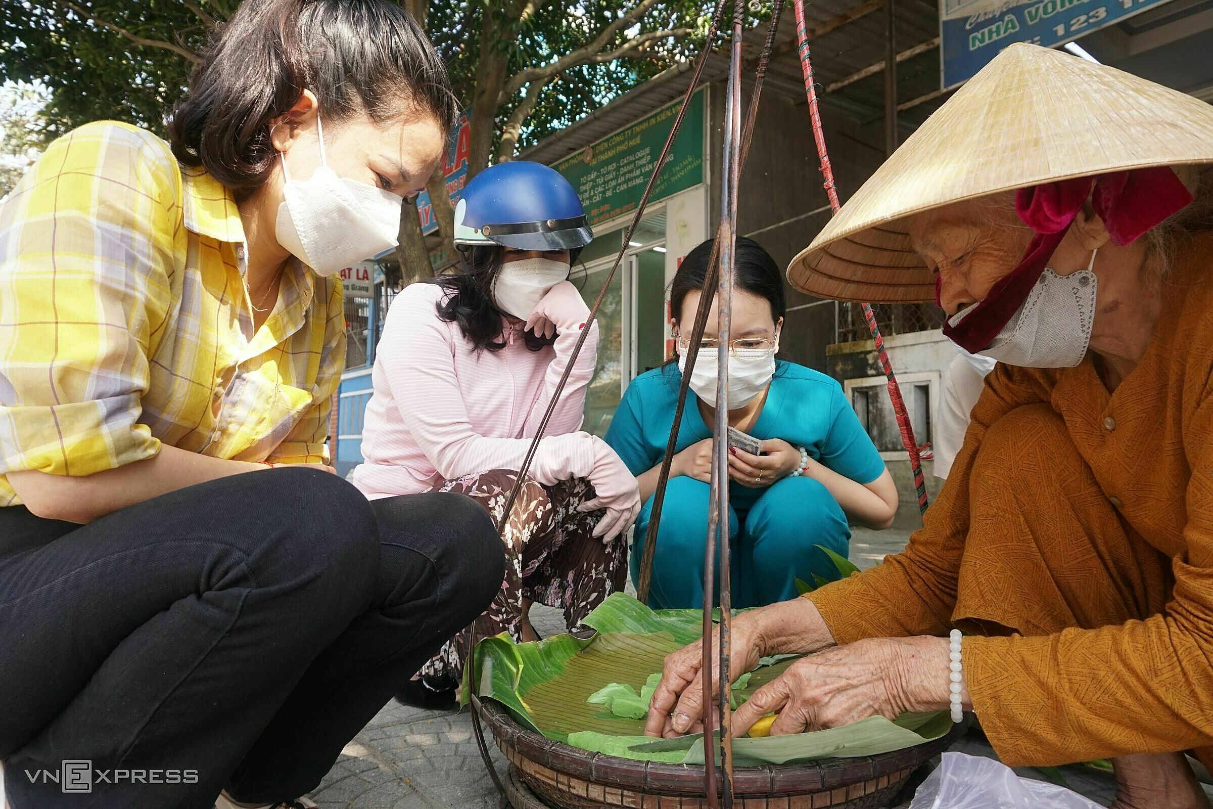 Khách vây quanh gánh hàng của mệ Gái.