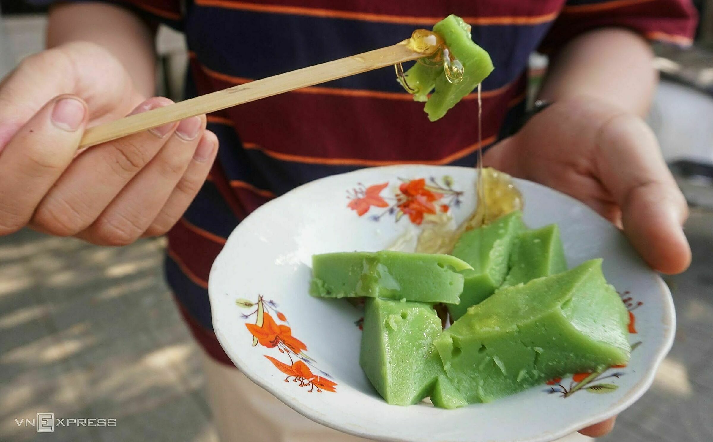 Bánh đúc ăn kèm mật đường ngọt thơm.