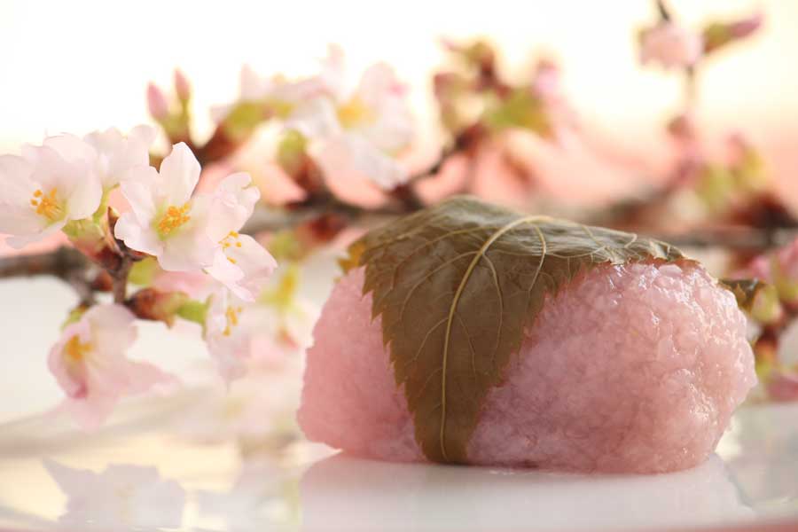 Bánh sakura mochi của vùng Kansai. Ảnh: Dumpling Connection