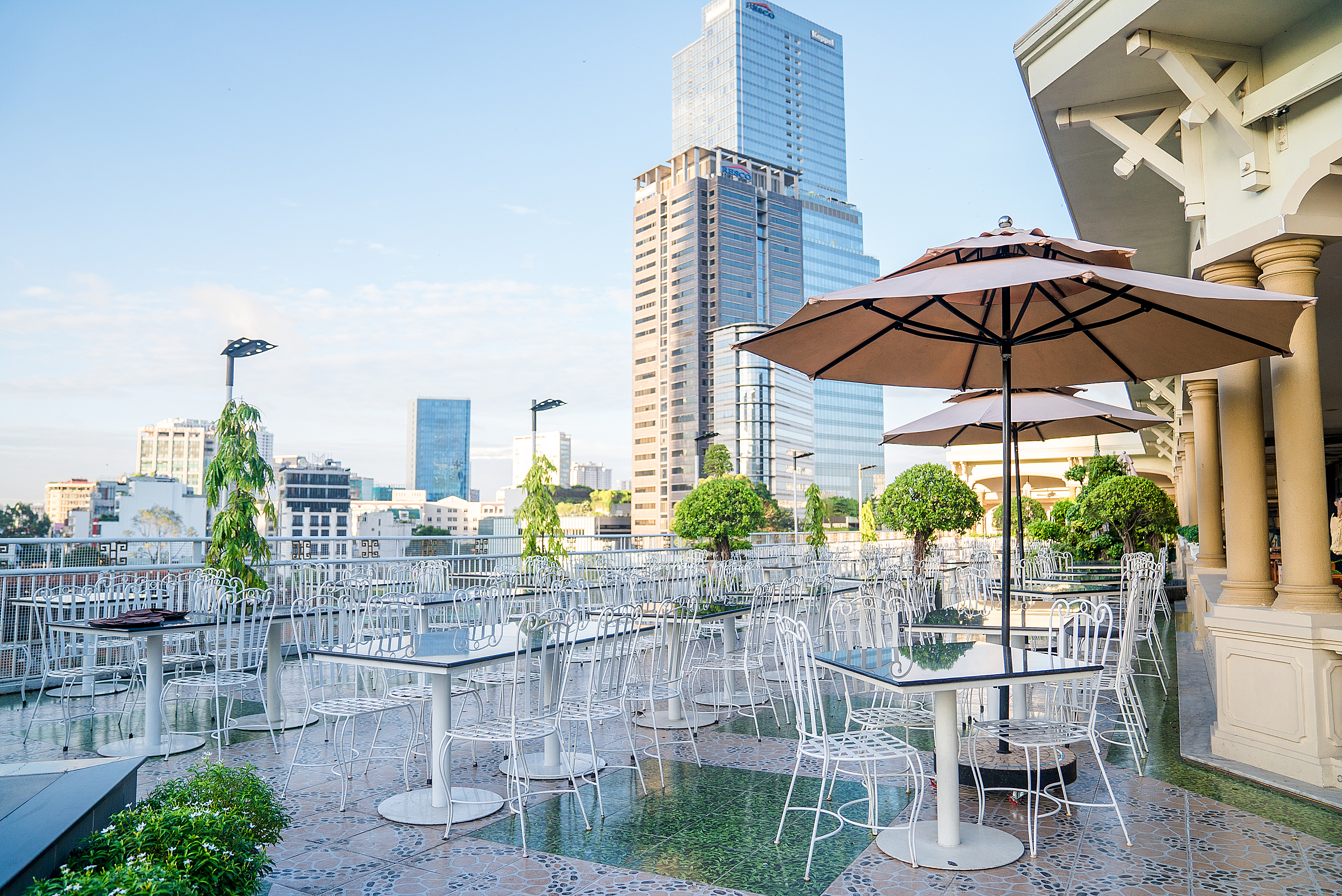 Rooftop Garden Bar tọa lạc tại tầng 5 khách sạn Rex Sài Gòn, là nơi thực khách trải nghiệm ẩm thực thú vị với nhiều ưu đãi lúc 17h-20h mỗi ngày, từ nay đến ngày 25/4. Ảnh: Khách sạn Rex Sài Gòn