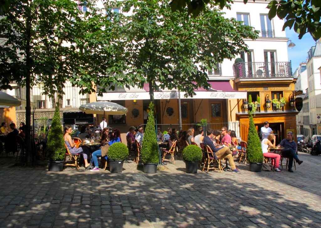 Một quán cà phê có không gian ngoài trời trên đồi Montmartre. Ảnh:  Paris unlocked