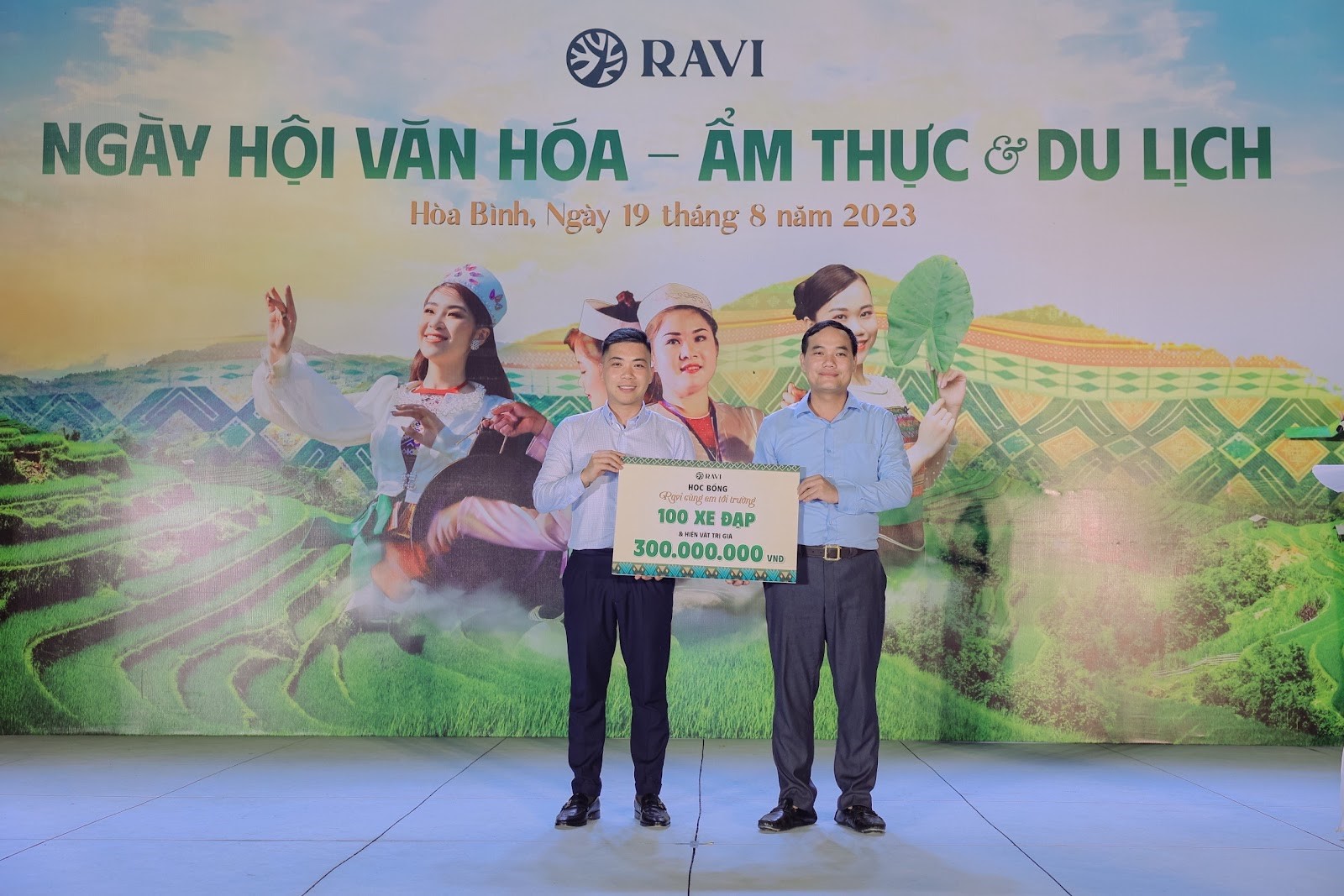 Ravi trao tặng 100 suất học bổng Ravi cùng em tới trường cho Tỉnh đoàn Hoà Bình. Ảnh: Ravi