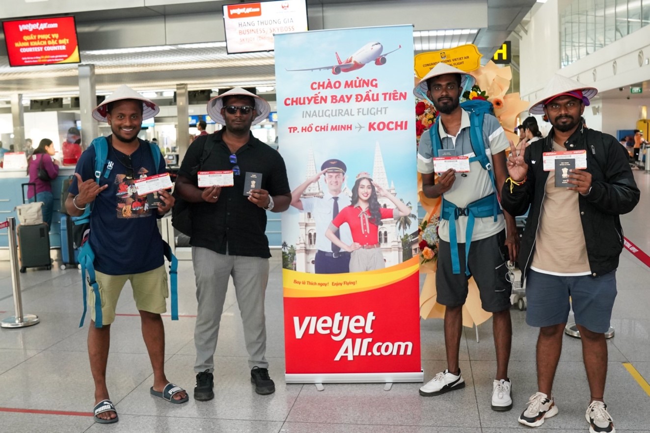 Những hành khách đầu tiên trên chuyến bay từ TP HCM đến Kochi. Ảnh: Vietjet