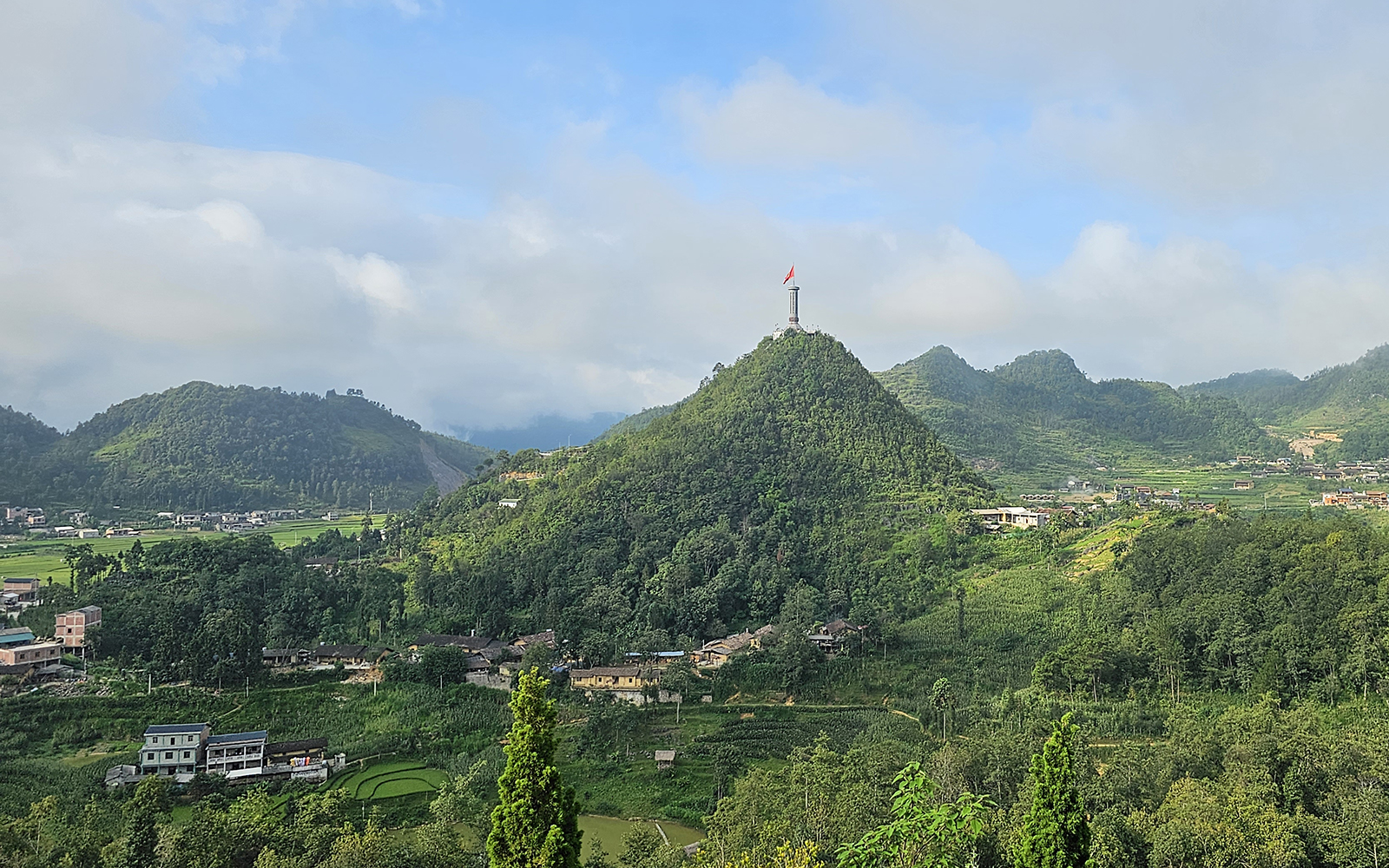 Cột cờ Lũng Cú. Ảnh: Thu Hằng