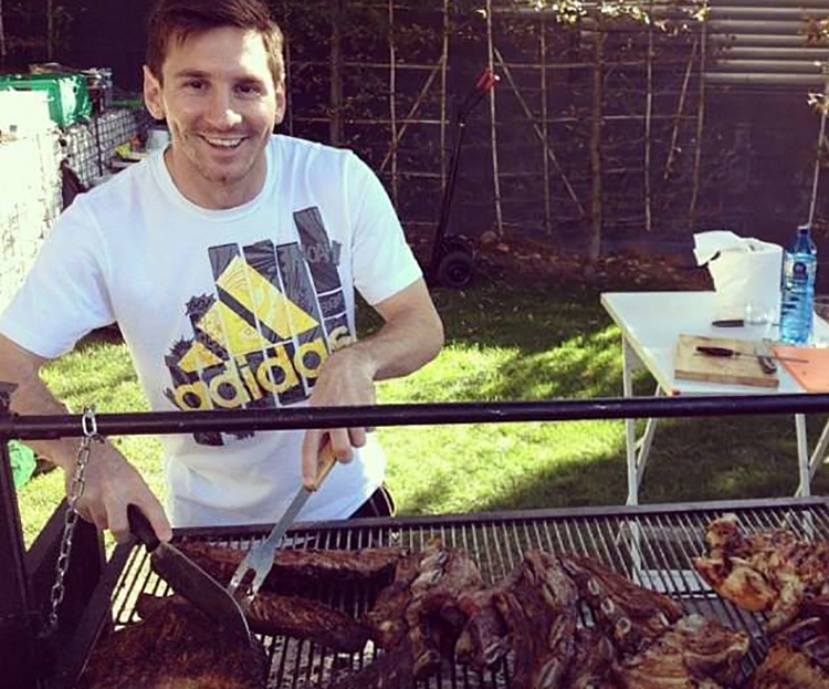 Messi làm thịt nướng Asado. Ảnh: Instagram