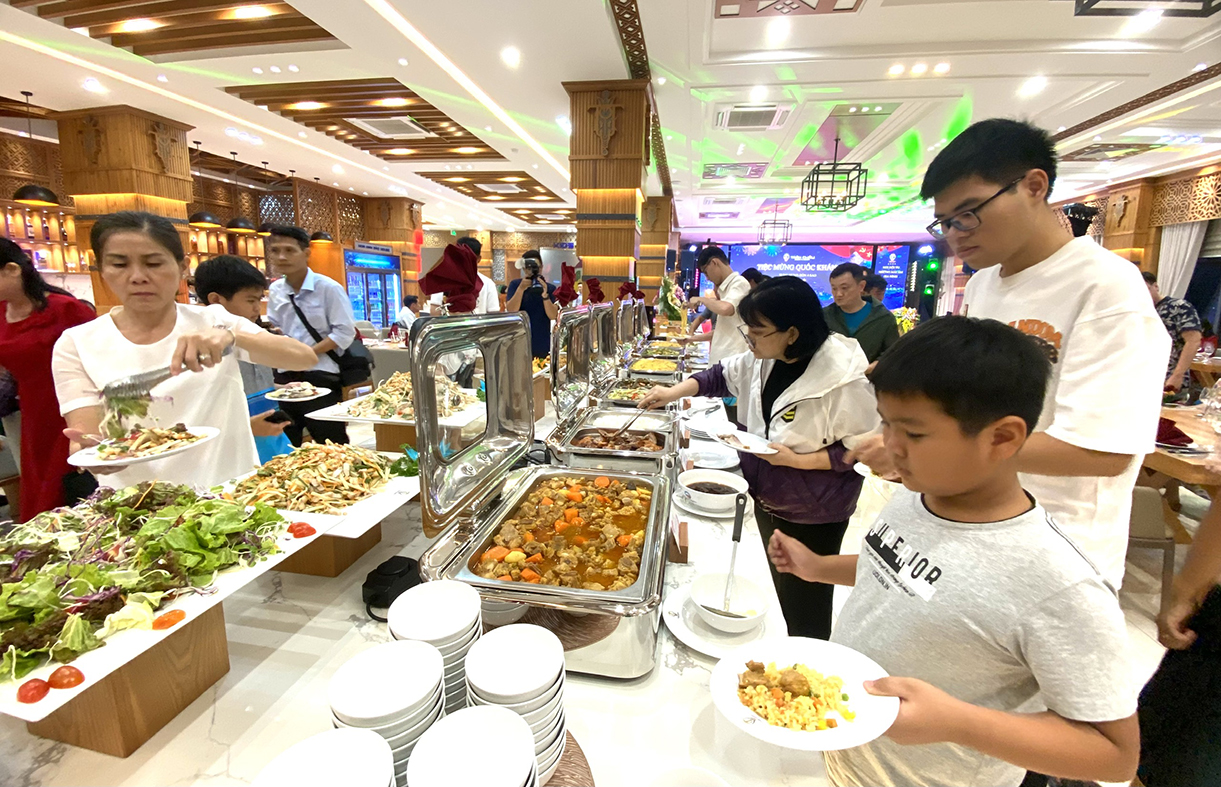 Du khách dùng bữa tối buffet tại Trân Châu Beach & Resort (huyện Đất Đỏ). Ảnh: Báo Bà Rịa - Vũng Tàu