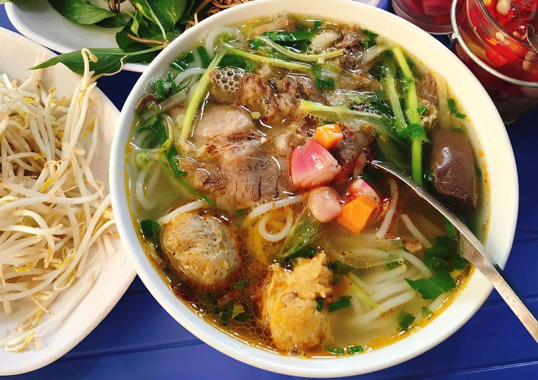 Bún bò ăn kèm rau sống, giá đỗ. Nếu thích ăn rau chín, bạn có thể yêu cầu chủ quán trần rau sống giúp trước. Ảnh: Ngọc Trân