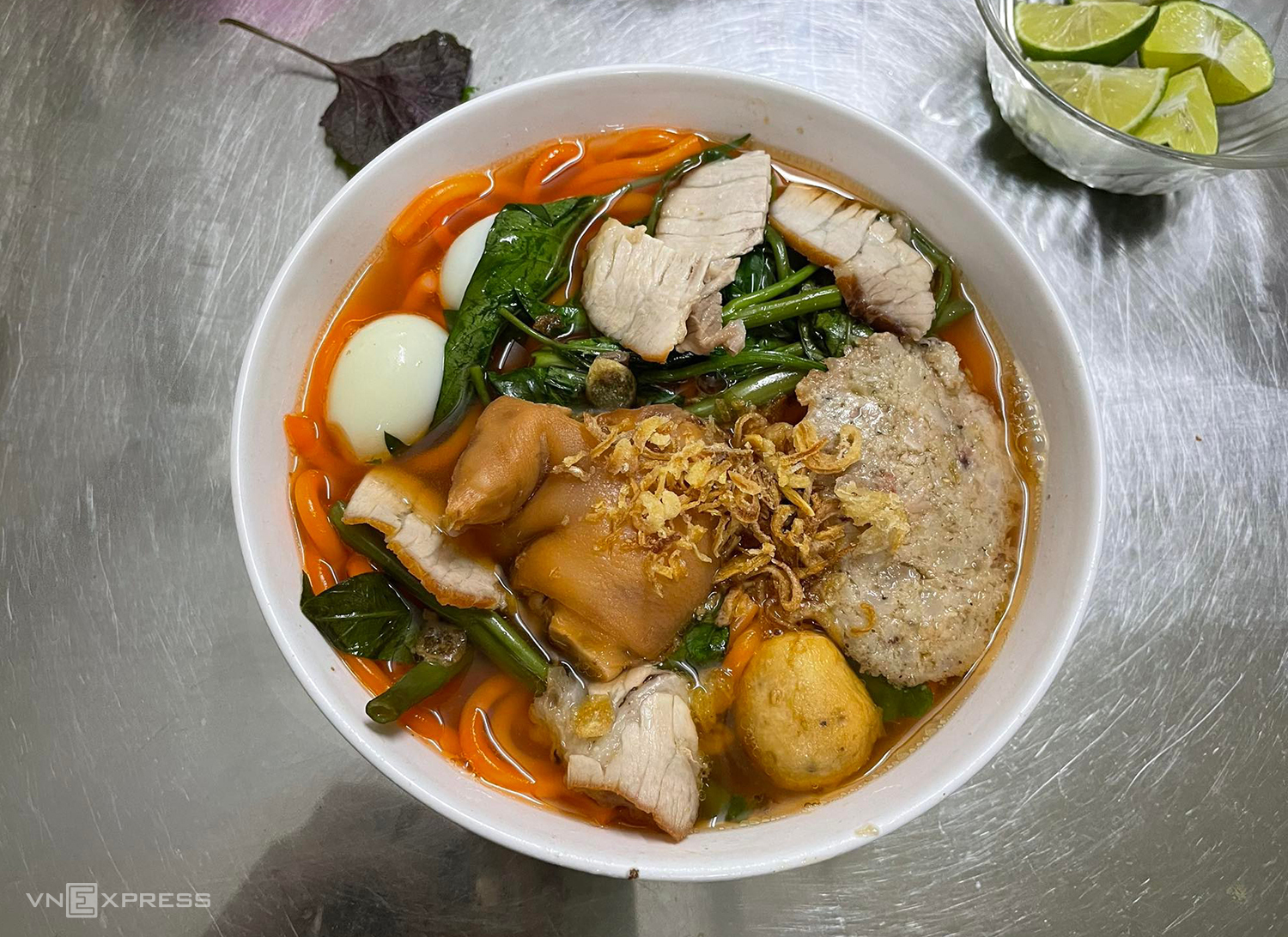 Bát bún đỏ đầy đặn, nhiều nhân. Ảnh: Khánh Ly