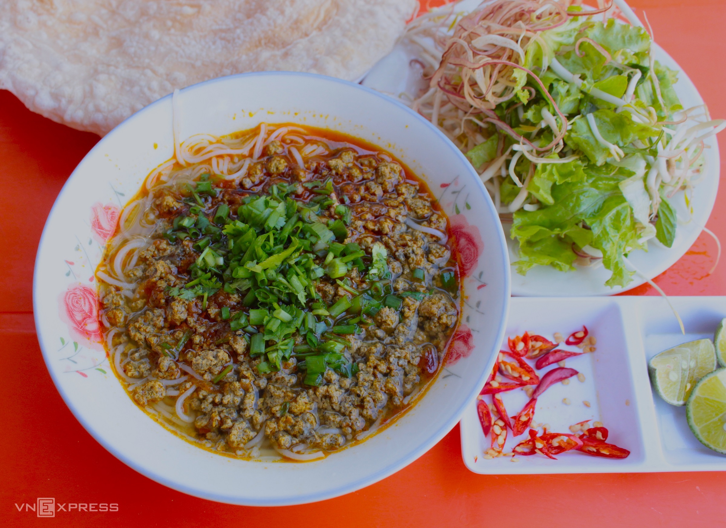 Tô bún đầy thịt rạm béo, ăn kèm rau sống và bánh tráng nướng. Ảnh: Huỳnh Nhi