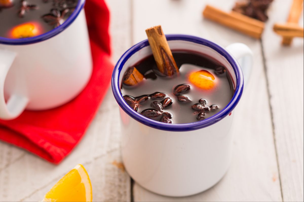 Mulled wine thường có màu đỏ, vì màu đỏ hợp với không khsi lễ hội và nhìn ấm áp trong thời tiết lạnh giá. Ảnh: Pinterest