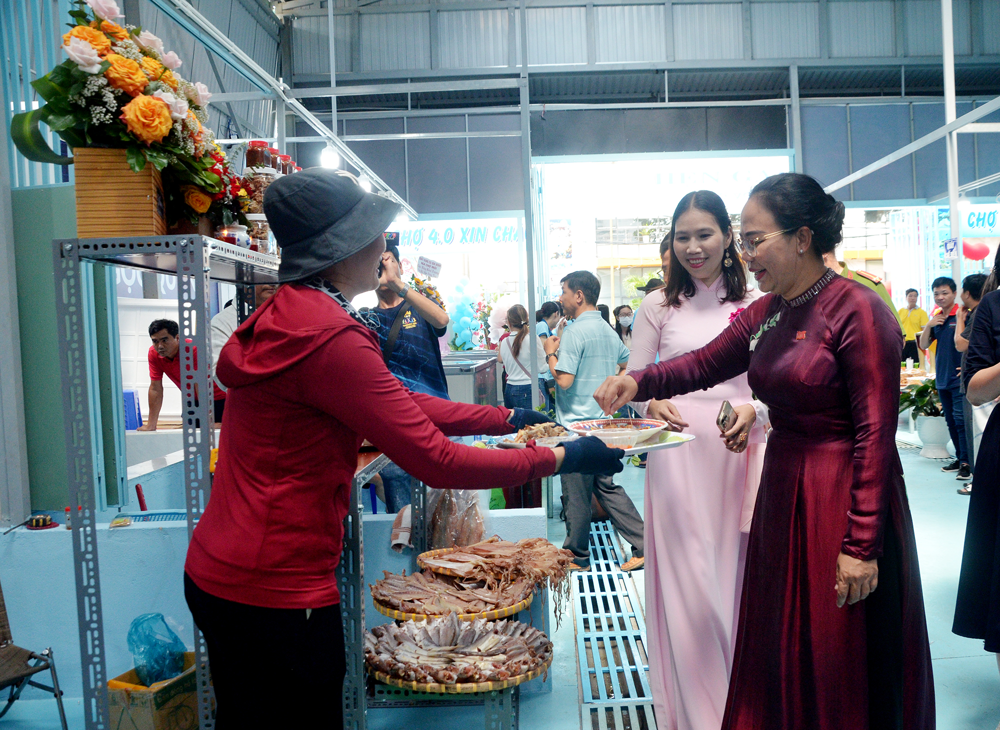 Lãnh đạo thành phố Vũng Tàu và các đại biểu tham quan khu vực kinh doanh chợ hải sản Vũng Tàu trong ngày khai trương. Ảnh: Báo Bà Rịa - Vũng Tàu