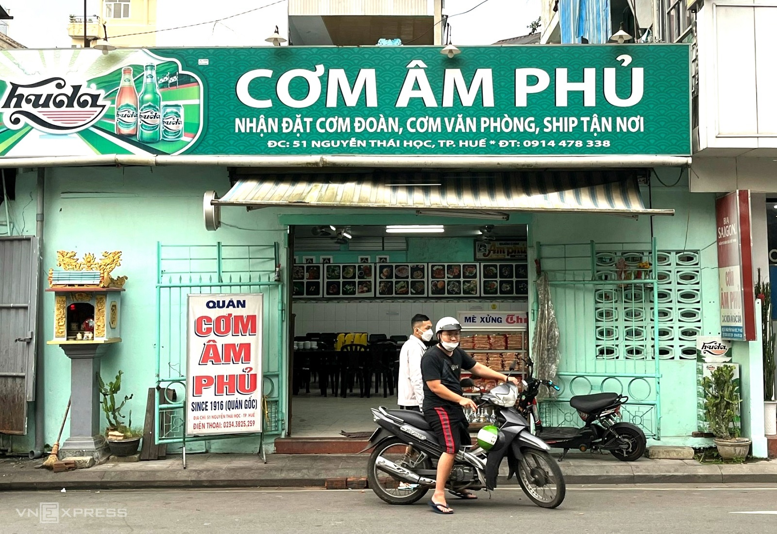 Quán vẫn giữ nguyên vị trí từ năm 1916 đến nay, gây chú ý với màu xanh ngọc từ trong ra ngoài. Ảnh: Huỳnh Nhi