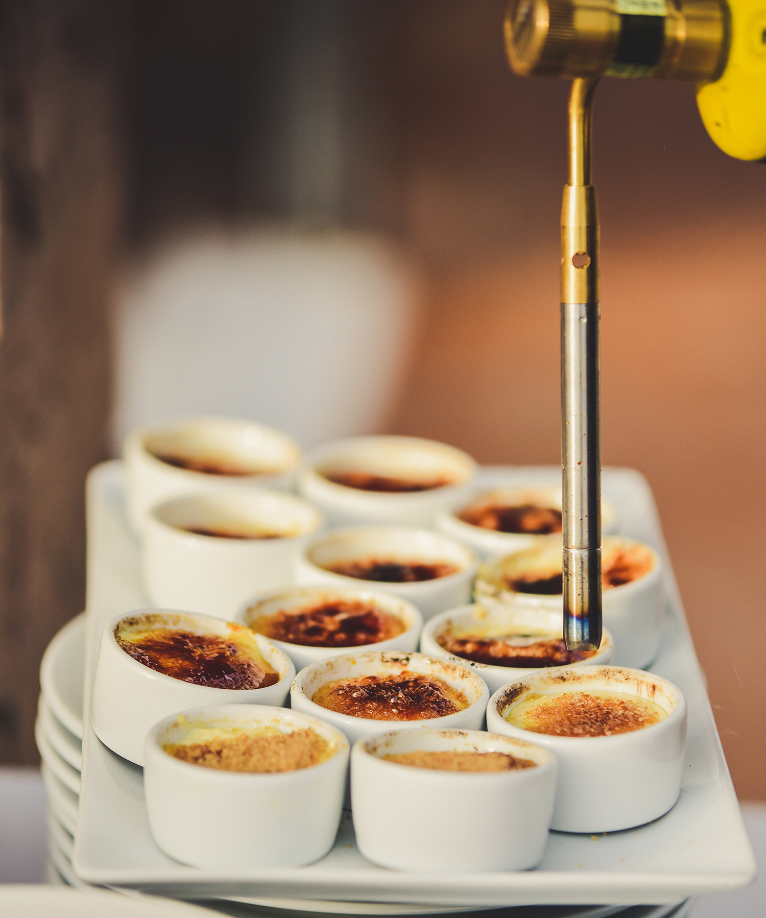 Crème brulee có phần caramel được khò lửa ở bề mặt. Ảnh: Unsplash