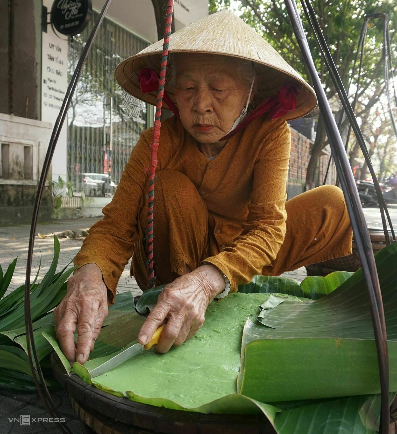 Mệ Gái cắt bánh đúc mật.