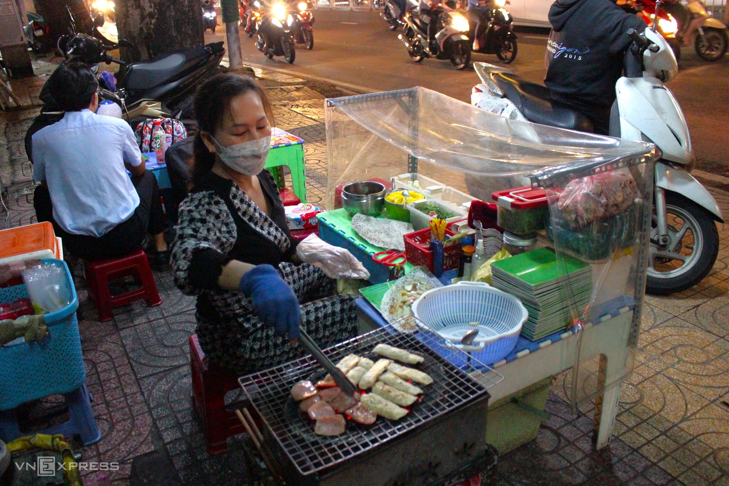 Hàng ăn vặt chuẩn vị Phan Thiết có không gian nhỏ, ít bàn ghế nhưng luôn đông khách. Ảnh: Huỳnh Nhi