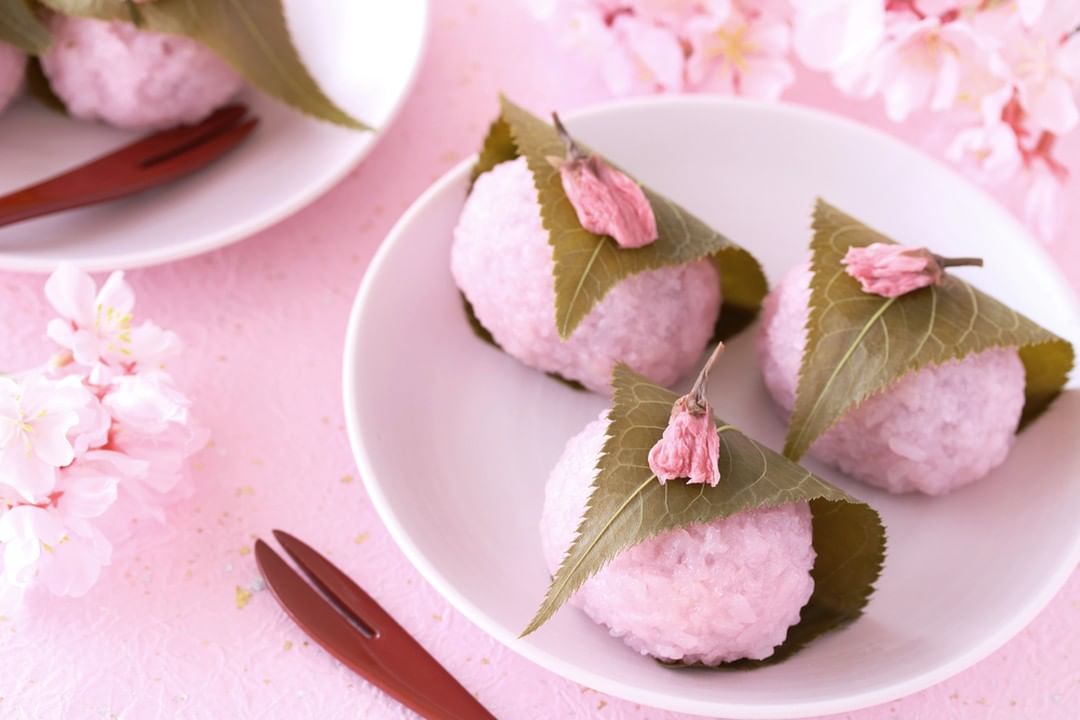 Bánh mochi anh đào quyến rũ nhờ có màu hồng đáng yêu, dịu mắt. Ảnh: @visitjapan_vn/Instagram