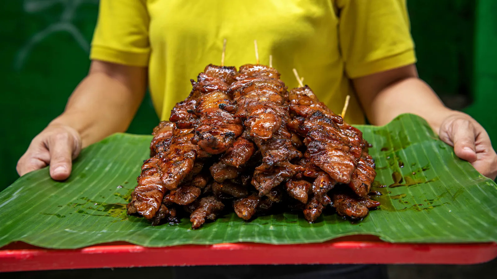 Pinoy BBQ là cách gọi rút gọn của từ xiên nướng Philippines. Du khách khám phá ẩm thực Phillippines có thể thưởng thức rất nhiều loại xiên nướng: từ thịt lợn, gà đến lòng, chân gà...  Ảnh: BBC