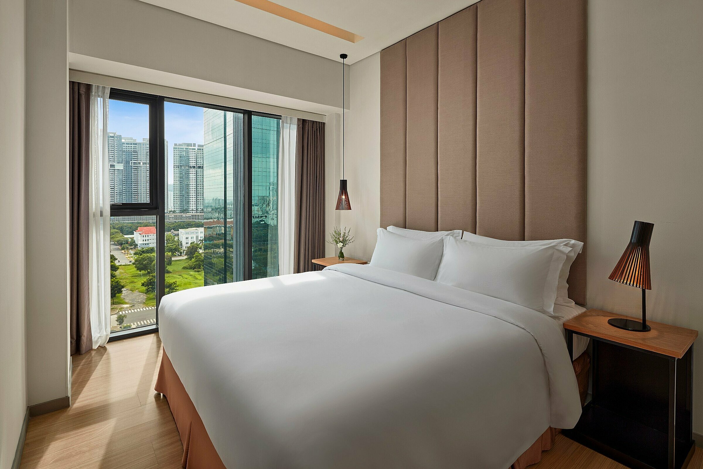 Phòng ngủ hướng phố của Novotel Living Saigon South. Ảnh: Novotel