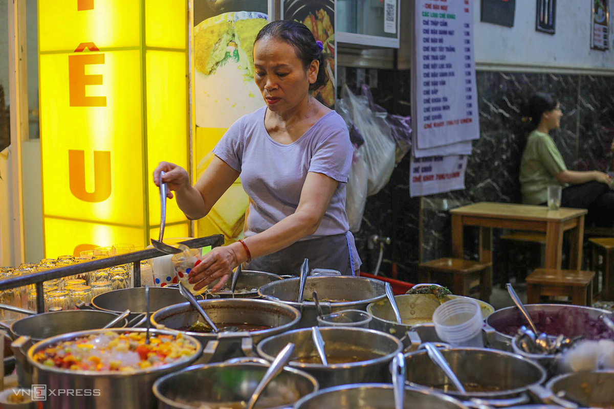 Chị Tôn Nữ Kim Lục, chủ quán chè Mệ Tôn Đích. Ảnh: Thu Mai