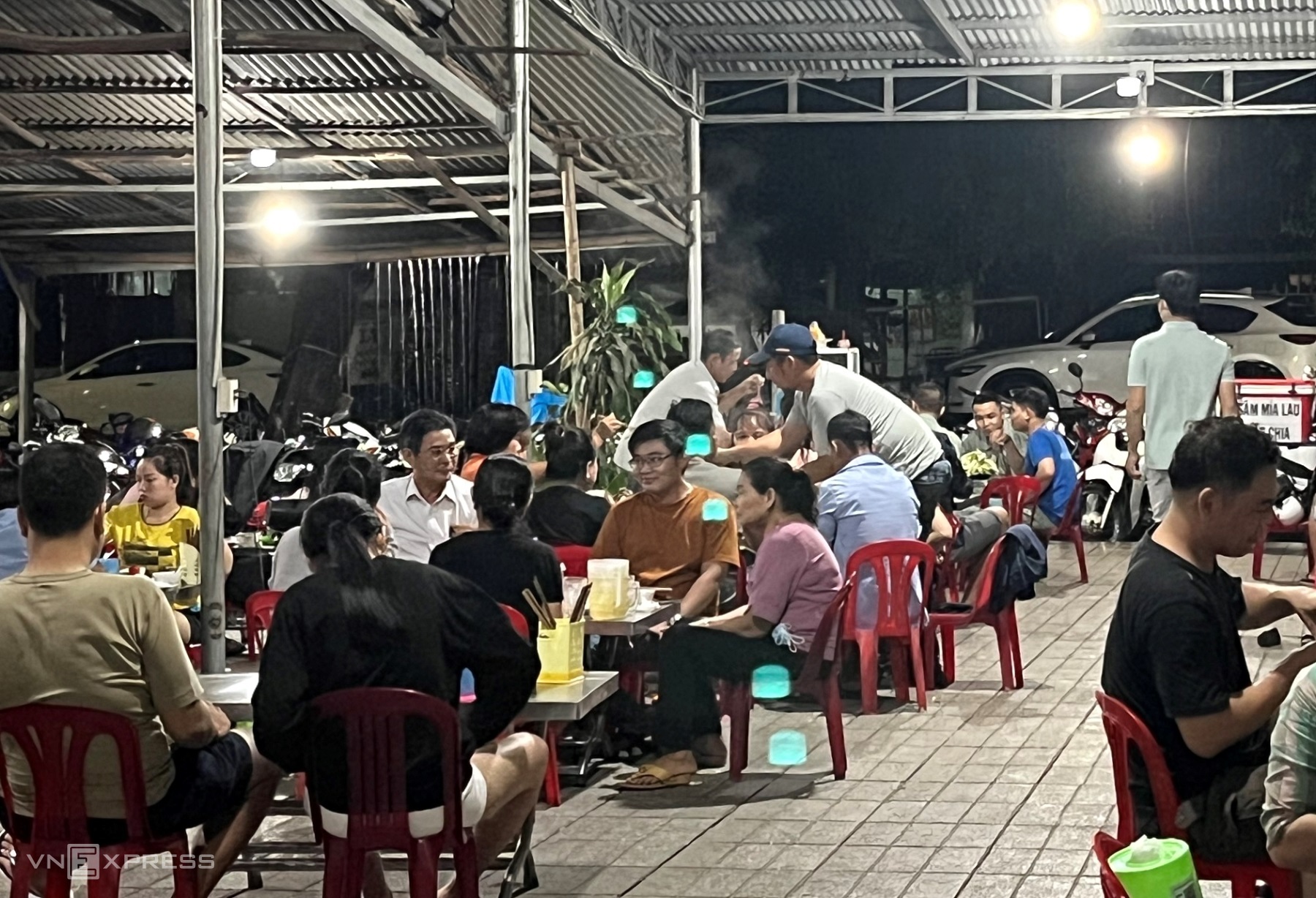 Hơn 19h, quán lẩu không tên đã kín bàn, dù đông khách nhưng quán phục vụ nhanh chóng. Ảnh: Huỳnh Nhi