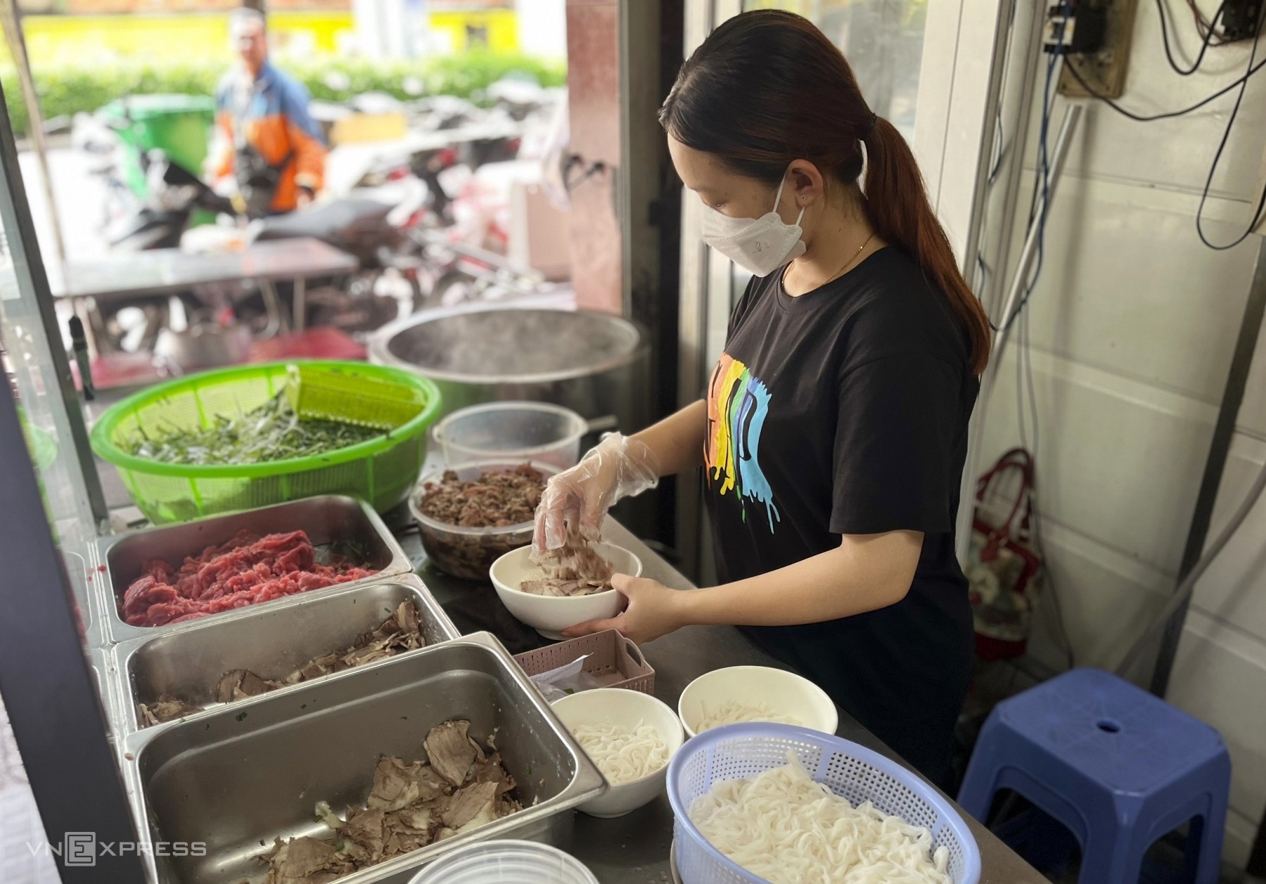 Thịt và nguyên liệu được xếp gọn, nổi bật là rổ hành lớn được chẻ nhỏ. Ảnh: Huỳnh Nhi