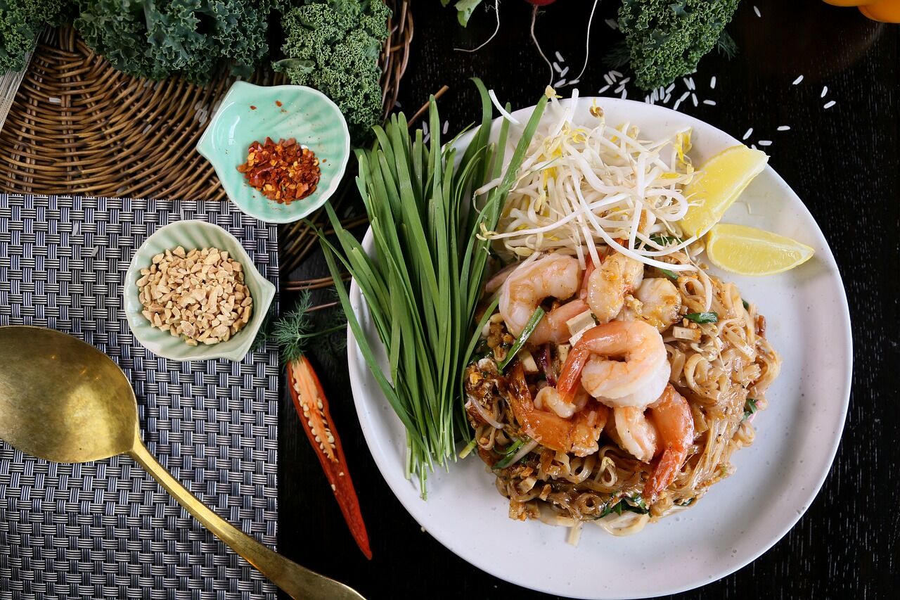 Pad Thai là món ăn đường phố nổi tiếng tại Thái Lan, gồm mì gạo xào với trứng và đậu phụ, ớt đỏ, bột me, nước mắm, đường thốt nốt. Đĩa mì được trộn cùng lạc rang giã nhỏ, tôm, tỏi hoặc hẹ. Ảnh: Pixabay