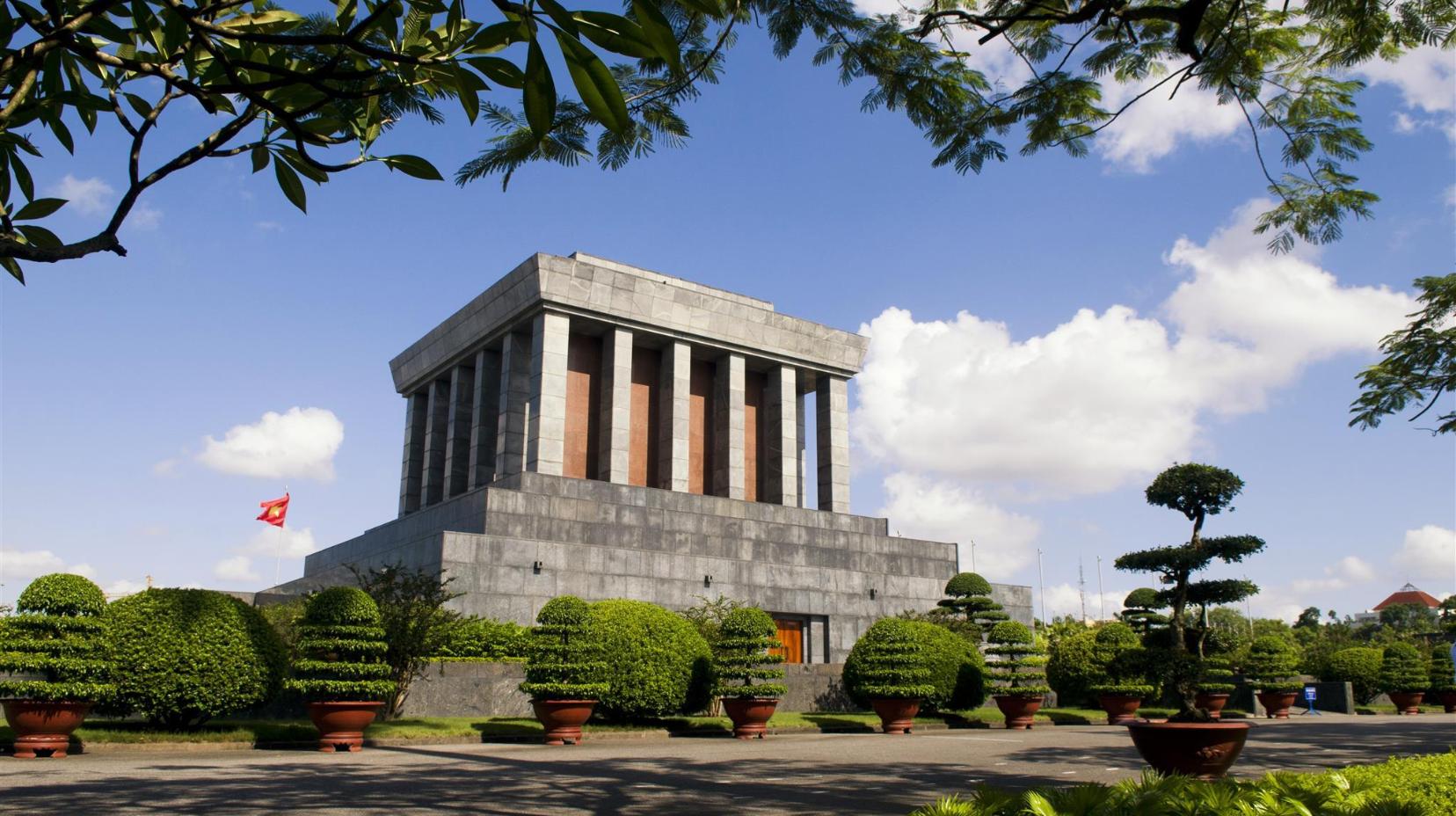 Uncle's Ho Mausoleum - 620 m from property