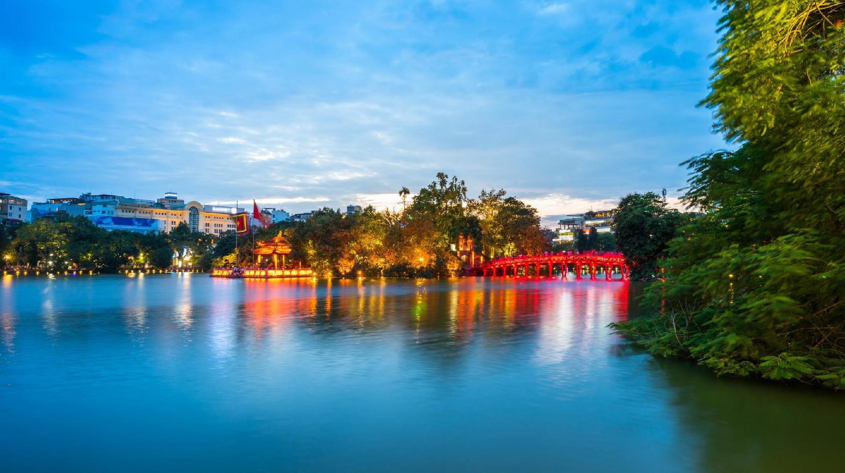 Hoàn Kiếm Lake - 2.5 km from property