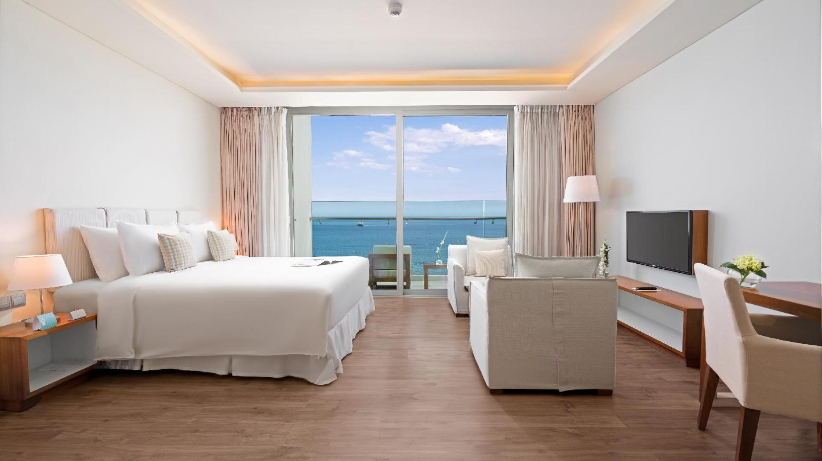 1-Bedroom Ocean View Studio with Balcony - Room plan