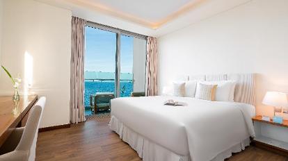 1-Bedroom Ocean View Suite with Balcony - View