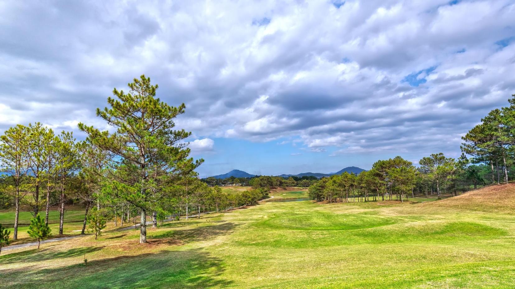 Dalat Golf Club - 2.87 km from property