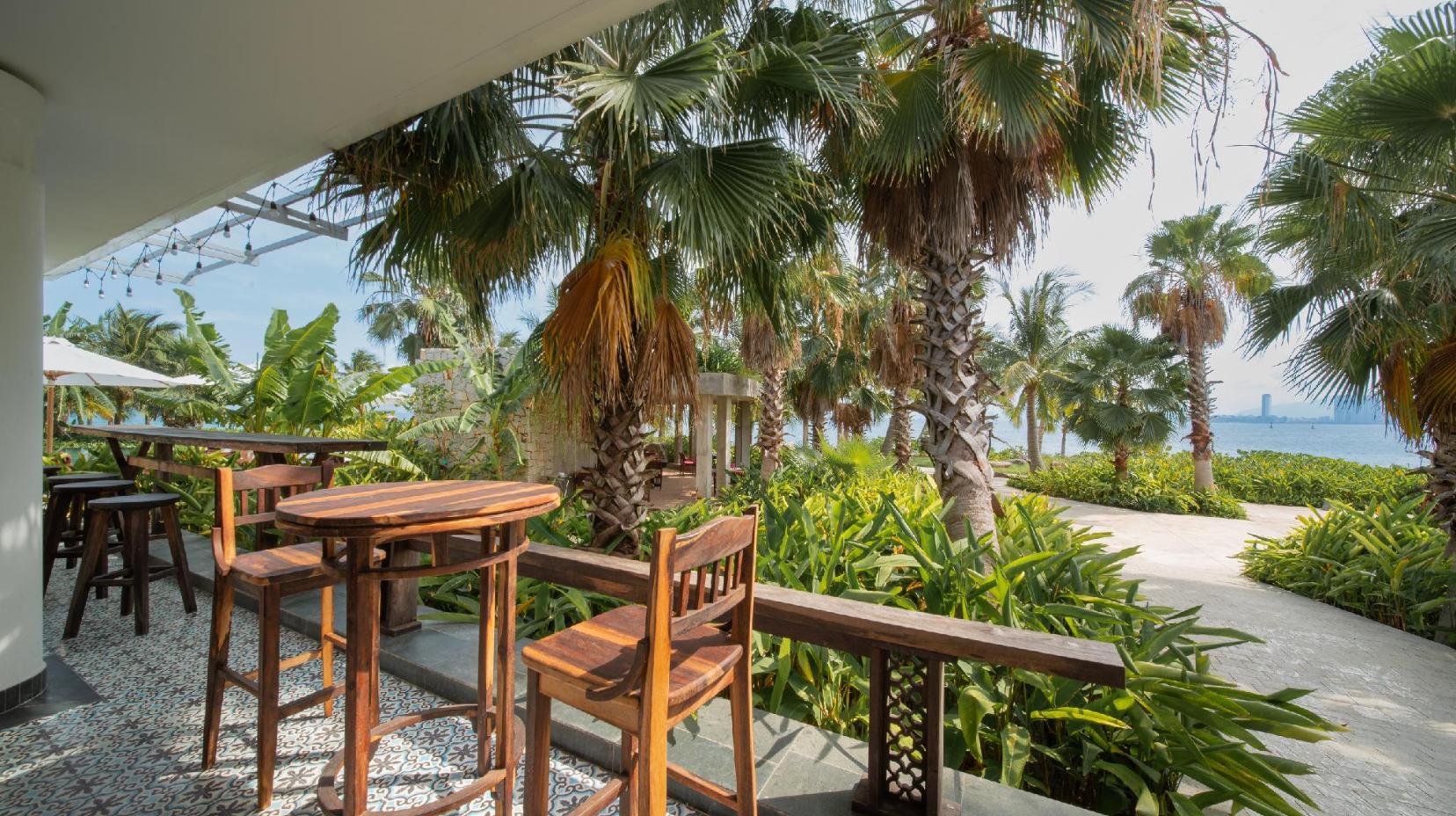 Poolside bar