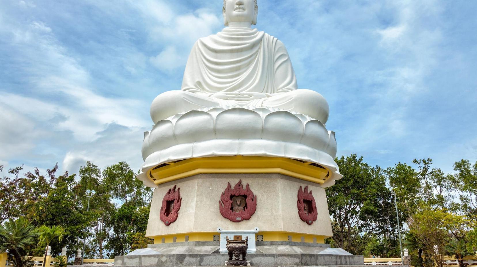 White Buddha Statue - 2.94 km from property