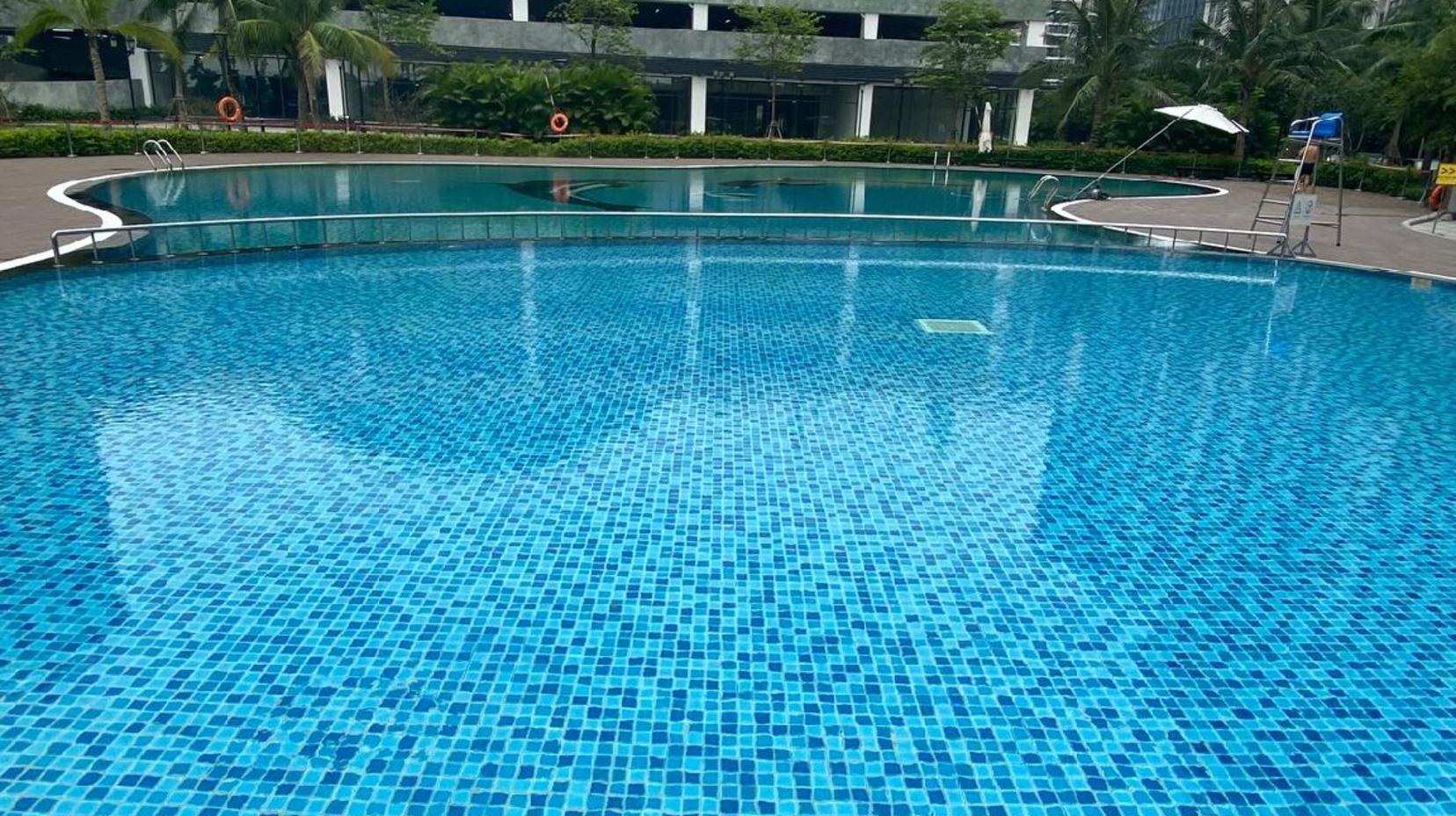 Swimming pool [outdoor]